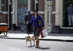 Amsterdam 24 april 2010
Roos ten Brink wandelt met hond.
Peter Smulders bv