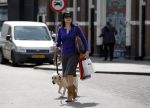 Amsterdam 24 april 2010
Roos ten Brink wandelt met hond.
Peter Smulders bv