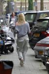 Amsterdam 21 april 2011
Bridget Maasland met hond op straat.
Peter Smulders bv
