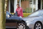 Breukelen 26 april 2011
Mariska v Kolck haar zoon en Edgar Peer vertrekken bij haar huis met zijn mercedes.
Peter Smulders bv