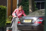 Breukelen 26 april 2011
Mariska v Kolck haar zoon en Edgar Peer vertrekken bij haar huis met zijn mercedes.
Peter Smulders bv