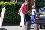 Breukelen 26 april 2011
Mariska v Kolck haar zoon en Edgar Peer vertrekken bij haar huis met zijn mercedes.
Peter Smulders bv