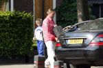 Breukelen 26 april 2011
Mariska v Kolck haar zoon en Edgar Peer vertrekken bij haar huis met zijn mercedes.
Peter Smulders bv