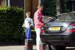 Breukelen 26 april 2011
Mariska v Kolck haar zoon en Edgar Peer vertrekken bij haar huis met zijn mercedes.
Peter Smulders bv