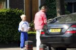 Breukelen 26 april 2011
Mariska v Kolck haar zoon en Edgar Peer vertrekken bij haar huis met zijn mercedes.
Peter Smulders bv