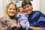 Aalst, Waalre 3 November 1988
Kate en Frank Arnesen met de jongste dochter Rebecca, die geboren is op 28 Oktober 1988 en hun andere kinderen, de tweeling Anja Arnesen, Britt Arnesen en Sebastian Arnesen. Foto Peter Smulders BV