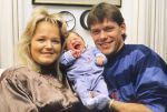 Aalst, Waalre 3 November 1988
Kate en Frank Arnesen met de jongste dochter Rebecca, die geboren is op 28 Oktober 1988 en hun andere kinderen, de tweeling Anja Arnesen, Britt Arnesen en Sebastian Arnesen. Foto Peter Smulders BV