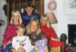 Aalst, Waalre 3 November 1988
Kate en Frank Arnesen met de jongste dochter Rebecca, die geboren is op 28 Oktober 1988 en hun andere kinderen, de tweeling Anja Arnesen, Britt Arnesen en Sebastian Arnesen. Foto Peter Smulders BV