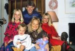 Aalst, Waalre 3 November 1988
Kate en Frank Arnesen met de jongste dochter Rebecca, die geboren is op 28 Oktober 1988 en hun andere kinderen, de tweeling Anja Arnesen, Britt Arnesen en Sebastian Arnesen. Foto Peter Smulders BV