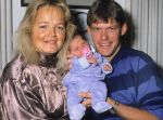 Aalst, Waalre 3 November 1988
Kate en Frank Arnesen met de jongste dochter Rebecca, die geboren is op 28 Oktober 1988 en hun andere kinderen, de tweeling Anja Arnesen, Britt Arnesen en Sebastian Arnesen. Foto Peter Smulders BV