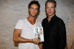 Amstelveen 28 april 2011
Presentatie boek van personal trainer Guy v d Reijden waarin hij Mark v Eeuwen in 100 dagen klaar stoomt voor de cover van Men s Health bij Special Sports.
Peter Smulders bv
