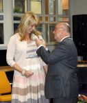 Huizen 29 april 2011
Linda de Mol krijgt in het bijzijn van vriend Jeroen Rietbergen haar ouders John de Mol sr en Mireille Bekooy een koninklijke onderscheiding (lintje)in het gemeentehuis van Huizen.
Peter Smulders bv