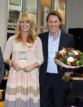 Huizen 29 april 2011
Linda de Mol krijgt in het bijzijn van vriend Jeroen Rietbergen haar ouders John de Mol sr en Mireille Bekooy een koninklijke onderscheiding (lintje)in het gemeentehuis van Huizen.
Peter Smulders bv