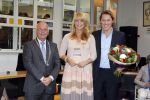 Huizen 29 april 2011
Linda de Mol krijgt in het bijzijn van vriend Jeroen Rietbergen haar ouders John de Mol sr en Mireille Bekooy een koninklijke onderscheiding (lintje)in het gemeentehuis van Huizen.
Peter Smulders bv