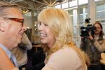 Huizen 29 april 2011
Linda de Mol krijgt in het bijzijn van vriend Jeroen Rietbergen haar ouders John de Mol sr en Mireille Bekooy een koninklijke onderscheiding (lintje)in het gemeentehuis van Huizen.
Peter Smulders bv