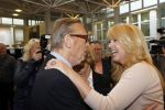 Huizen 29 april 2011
Linda de Mol krijgt in het bijzijn van vriend Jeroen Rietbergen haar ouders John de Mol sr en Mireille Bekooy een koninklijke onderscheiding (lintje)in het gemeentehuis van Huizen.
Peter Smulders bv