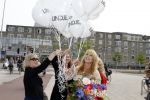 Huizen 29 april 2011
Linda de Mol krijgt in het bijzijn van vriend Jeroen Rietbergen haar ouders John de Mol sr en Mireille Bekooy een koninklijke onderscheiding (lintje)in het gemeentehuis van Huizen.
Peter Smulders bv
