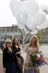 Huizen 29 april 2011
Linda de Mol krijgt in het bijzijn van vriend Jeroen Rietbergen haar ouders John de Mol sr en Mireille Bekooy een koninklijke onderscheiding (lintje)in het gemeentehuis van Huizen.
Peter Smulders bv