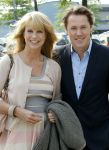 Huizen 29 april 2011
Linda de Mol krijgt in het bijzijn van vriend Jeroen Rietbergen haar ouders John de Mol sr en Mireille Bekooy een koninklijke onderscheiding (lintje)in het gemeentehuis van Huizen.
Peter Smulders bv