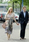 Huizen 29 april 2011
Linda de Mol krijgt in het bijzijn van vriend Jeroen Rietbergen haar ouders John de Mol sr en Mireille Bekooy een koninklijke onderscheiding (lintje)in het gemeentehuis van Huizen.
Peter Smulders bv