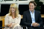 Huizen 29 april 2011
Linda de Mol krijgt in het bijzijn van vriend Jeroen Rietbergen haar ouders John de Mol sr en Mireille Bekooy een koninklijke onderscheiding (lintje)in het gemeentehuis van Huizen.
Peter Smulders bv