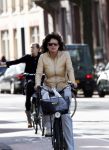 Amsterdam 8 april 2011
Linda v Dijck doet op de fiets boodschappen op de cornelis schuytstraat.
Peter Smulders bv