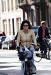 Amsterdam 8 april 2011
Linda v Dijck doet op de fiets boodschappen op de cornelis schuytstraat.
Peter Smulders bv