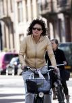 Amsterdam 8 april 2011
Linda v Dijck doet op de fiets boodschappen op de cornelis schuytstraat.
Peter Smulders bv