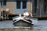 Vreeland 24 april 2011
Marco bakker met zijn sloep/boot op de vecht. Hij sleept een andere boot die pech heeft.
Peter Smulders bv