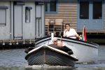 Vreeland 24 april 2011
Marco bakker met zijn sloep/boot op de vecht. Hij sleept een andere boot die pech heeft.
Peter Smulders bv