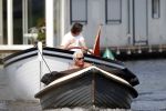 Vreeland 24 april 2011
Marco bakker met zijn sloep/boot op de vecht. Hij sleept een andere boot die pech heeft.
Peter Smulders bv
