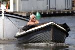 Vreeland 24 april 2011
Marco bakker met zijn sloep/boot op de vecht. Hij sleept een andere boot die pech heeft.
Peter Smulders bv