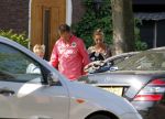Breukelen 26 april 2011
Mariska v Kolck haar zoon en Edgar Peer vertrekken bij haar huis met zijn mercedes.
Peter Smulders bv