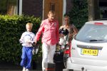 Breukelen 26 april 2011
Mariska v Kolck haar zoon en Edgar Peer vertrekken bij haar huis met zijn mercedes.
Peter Smulders bv