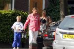 Breukelen 26 april 2011
Mariska v Kolck haar zoon en Edgar Peer vertrekken bij haar huis met zijn mercedes.
Peter Smulders bv