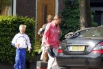 Breukelen 26 april 2011
Mariska v Kolck haar zoon en Edgar Peer vertrekken bij haar huis met zijn mercedes.
Peter Smulders bv