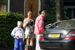 Breukelen 26 april 2011
Mariska v Kolck haar zoon en Edgar Peer vertrekken bij haar huis met zijn mercedes.
Peter Smulders bv