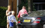 Breukelen 26 april 2011
Mariska v Kolck haar zoon en Edgar Peer vertrekken bij haar huis met zijn mercedes.
Peter Smulders bv
