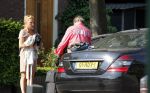 Breukelen 26 april 2011
Mariska v Kolck haar zoon en Edgar Peer vertrekken bij haar huis met zijn mercedes.
Peter Smulders bv