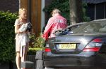 Breukelen 26 april 2011
Mariska v Kolck haar zoon en Edgar Peer vertrekken bij haar huis met zijn mercedes.
Peter Smulders bv