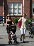 Amsterdam 21 april 2011
Nikie Plessen achter de kinderwagen.
Peter Smulders bv