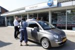 Vinkeveen 19 april 2011
Roxeanne Hazes krijgt haar eerste auto een fiat 500 . Ze ging hem samen met haar moeder Rachel ophalen en daarna aan haar broer Andre jr laten zien op school.
Peter Smulders bv