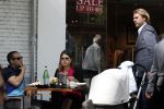 Amsterdam 20 april 2011
Rutger Castricum met vrouw en baby op terras.
Peter Smulders bv