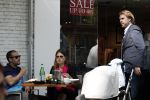 Amsterdam 20 april 2011
Rutger Castricum met vrouw en baby op terras.
Peter Smulders bv