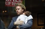 Amsterdam 20 april 2011
Rutger Castricum met vrouw en baby op terras.
Peter Smulders bv