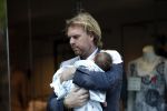 Amsterdam 20 april 2011
Rutger Castricum met vrouw en baby op terras.
Peter Smulders bv