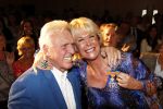 Amsterdam 17 april 2011
Sheila de Vries krijgt uit handen van burgemeester Eberhard v d Laan een koninklijke onderscheiding op haar feestje in het hilton. Sheila met man en zoon
Peter Smulders bv