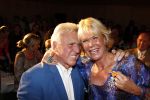 Amsterdam 17 april 2011
Sheila de Vries krijgt uit handen van burgemeester Eberhard v d Laan een koninklijke onderscheiding op haar feestje in het hilton. Sheila met man en zoon
Peter Smulders bv