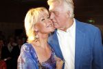 Amsterdam 17 april 2011
Sheila de Vries krijgt uit handen van burgemeester Eberhard v d Laan een koninklijke onderscheiding op haar feestje in het hilton. Sheila met man en zoon
Peter Smulders bv