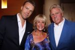 Amsterdam 17 april 2011
Sheila de Vries krijgt uit handen van burgemeester Eberhard v d Laan een koninklijke onderscheiding op haar feestje in het hilton. Sheila met man en zoon
Peter Smulders bv